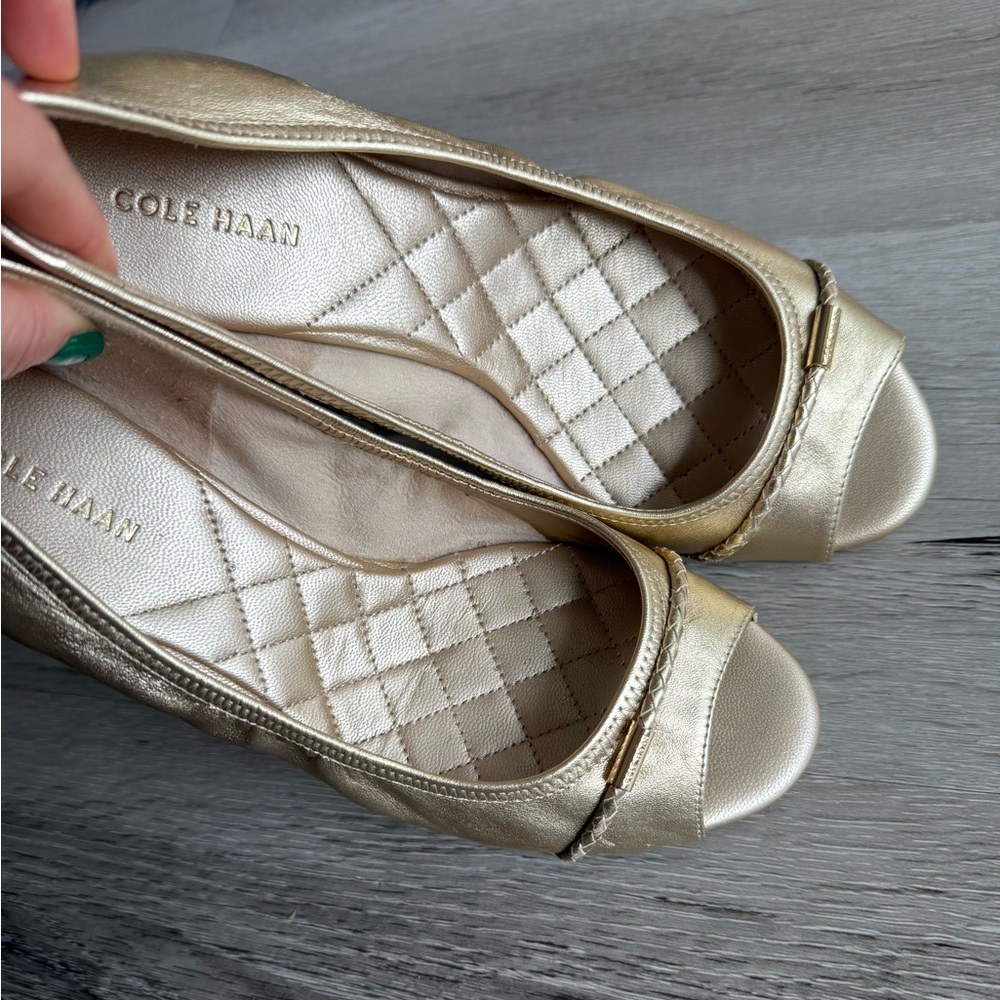 Cole Haan Gold Peep Toe Flats/Wedge Heels, Size 5.5 - Picture 4 of 17